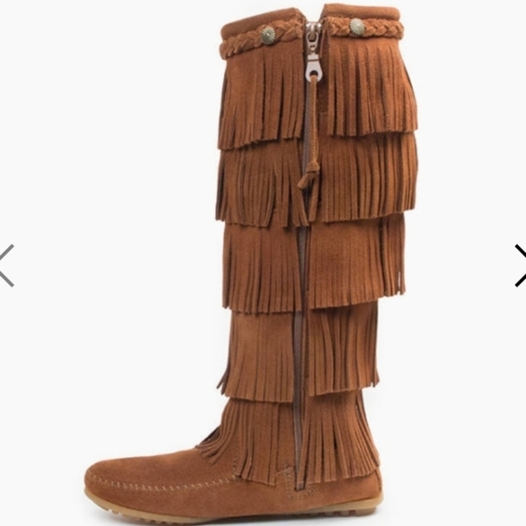 Minnetonka 5-Layer Fringe Boot - Picture 5 of 13